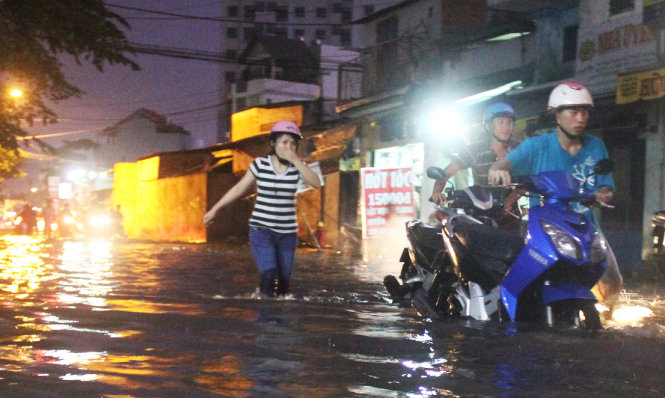 [-]Sài[-]Gòn[-]lại[-]mưa,[-]Sài[-]Gòn[-]lại[-]ngập